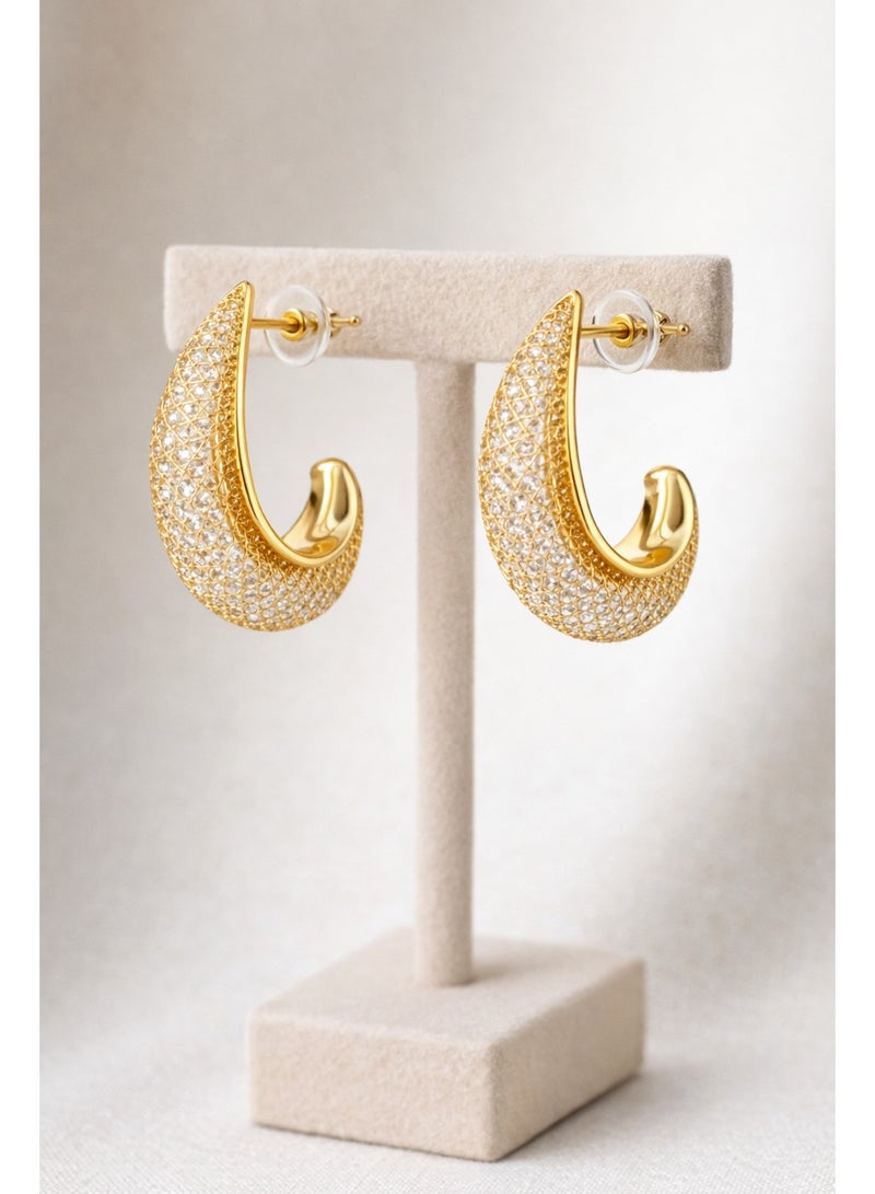 ثري دايموندز حلق حريمي نصف دائري مطلي دهب بفصوص لامعة، تصميم فاخر وكبير يبرز جمال الإطلالة - Image 5